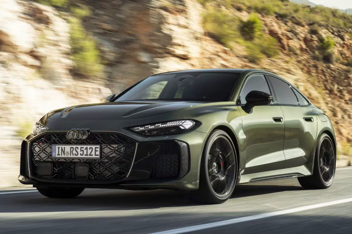 Groene Audi RS 5 op een bergweg