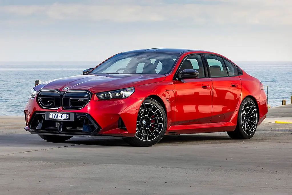 Rode BMW M5 aan de kade