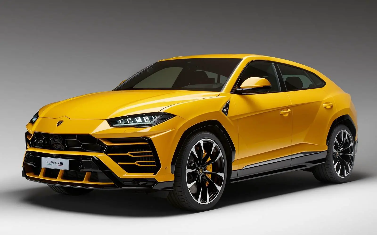 Gele Lamborghini Urus in een studio