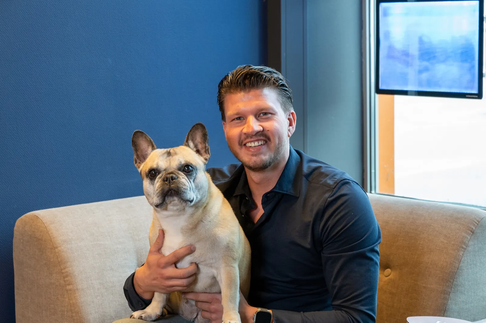 Mitchell Jansen met de kantoorhond