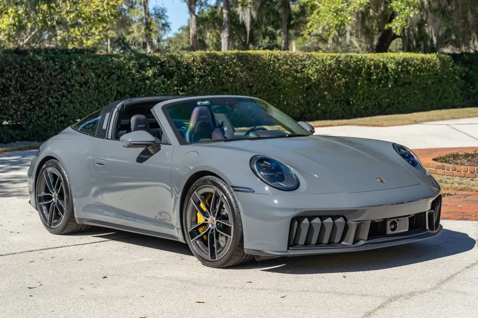 Grijze Porsche 911 Targa GTS op een oprit